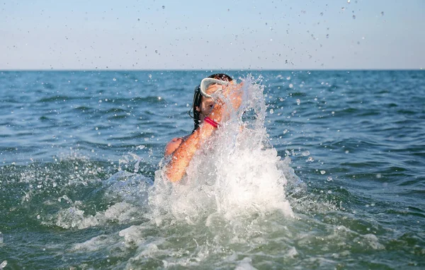 Mladá Dívka Potápěčskou Maskou Hraje Páchnoucí Vodu Létě Uprostřed Moře — Stock fotografie