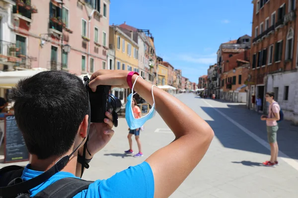 Jovem Rapaz Tira Fotos Cidade Veneza Com Muito Poucas Pessoas — Fotografia de Stock