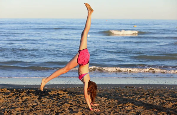 Chica Atlética Joven Durante Una Gimnasia Rítmica Ejercicios Con Sus — Foto de Stock