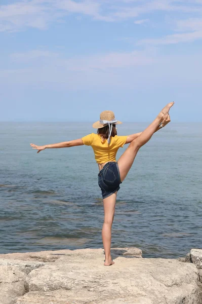 Flickor Med Båt Halm Hatt Utför Gymnastiska Övningar Sommaren — Stockfoto