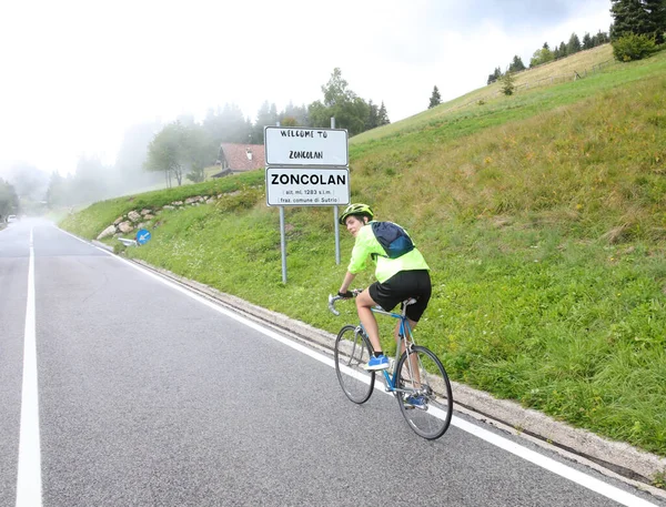Young Cyclist Climbs Tiring Steep Climb Mount Zoncolan Italy Rainy — Stock Photo, Image