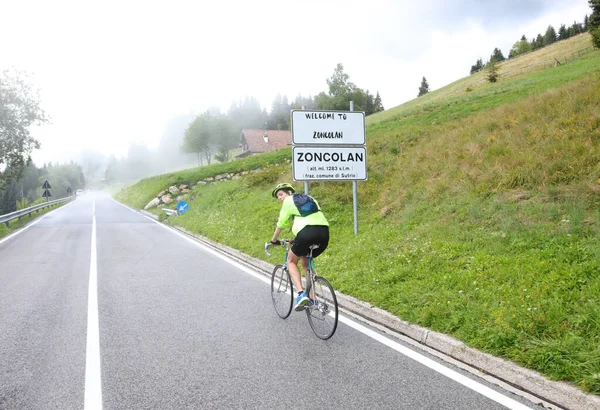 Young Cyclist Protective Helmet Pedaling Laboriously Uphill Road Monte Zoncolan — Stock Photo, Image