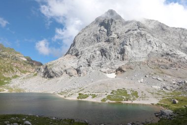 Friuli Venezia Giulia bölgesinde, İtalya ile Avusturya arasındaki sınırda Volaia adında güzel bir göl.