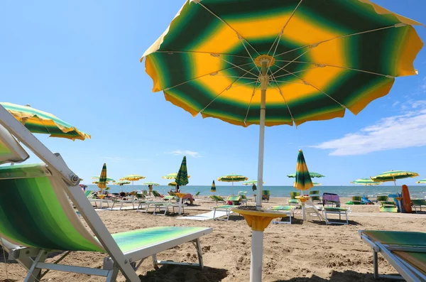 Liegestuhl Strand Unter Dem Sonnenschirm Einem Heißen Sommertag Meer — Stockfoto