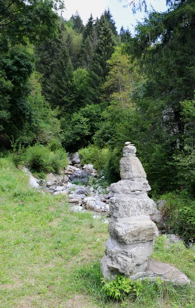Pila Piedras Las Montañas Para Indicar Camino Correcto Camino Bosque — Foto de Stock
