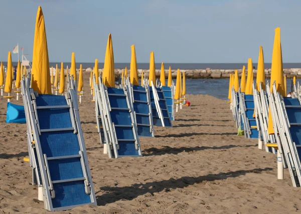 Playa Con Muchos Paraguas Cerrados Tumbonas Cerradas Final Temporada Baño —  Fotos de Stock