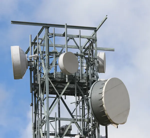 Repetidores de sinal televisores e sinal do telefone móvel — Fotografia de Stock