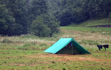 İzci kampındaki çadırın yakınında kuru çamaşır kurutma