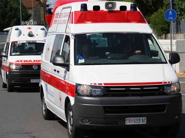 Két mentőautó, az úton közlekednek a helyén baleset — Stock Fotó