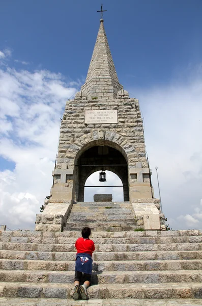Ossuary of the fallen in war on Mount CIMONE with boy — Stock Photo, Image