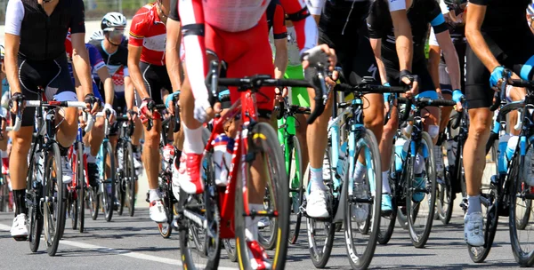 Radfahrer in Radrennen verwickelt — Stockfoto