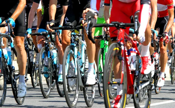 Ciclistas durante uma corrida de ciclismo na Europa — Fotografia de Stock