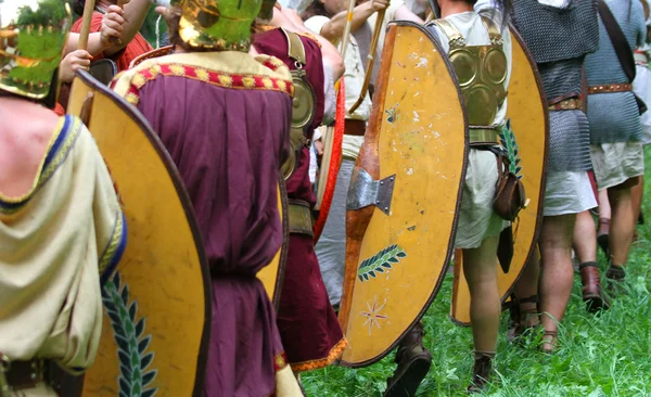 Reconstrução histórica de uma batalha e os homens romanos — Fotografia de Stock