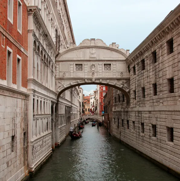 Famous bridge of sighs in Venice with gondolas — Stock Photo, Image