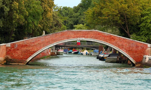 Starověké cihlový most v Benátkách — Stock fotografie