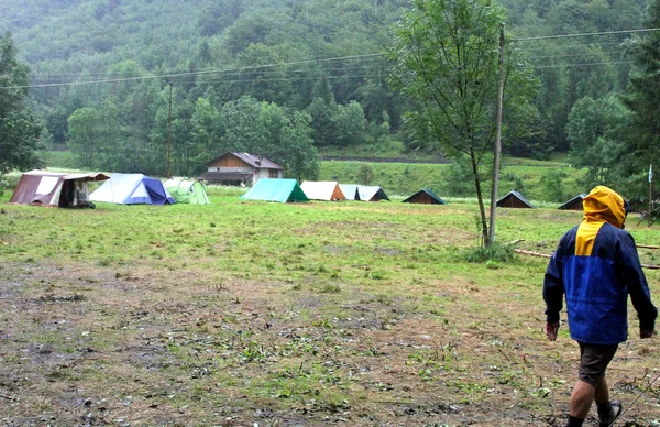 Het regent in het kamp scout tijdens een koude dag — Stockfoto