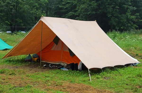 Camping tent in een kamp scout op het gazon — Stockfoto