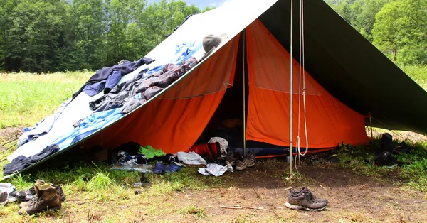 晾衣绳干燥附近一个童子军营地帐篷 — 图库照片