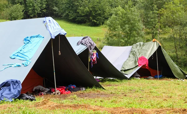 Tende in un campo scout e asciugare il bucato per asciugare — Foto Stock