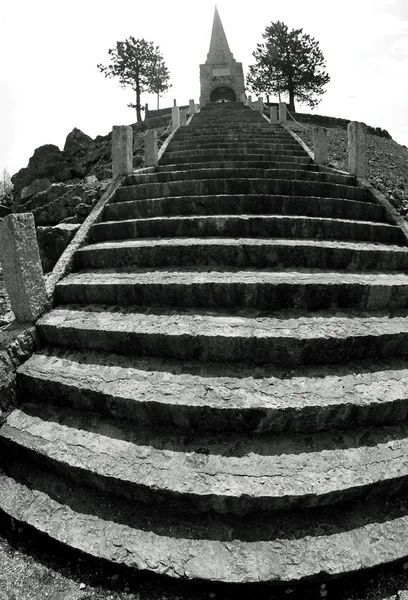 Kostnice padlých ve válce proti Mount Cimone fisheye — Stock fotografie