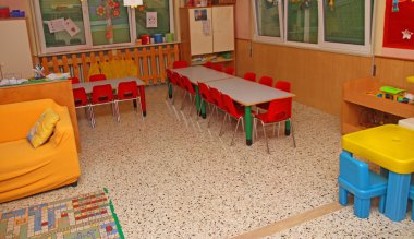 sandalye ve masa içinde çocuk odası