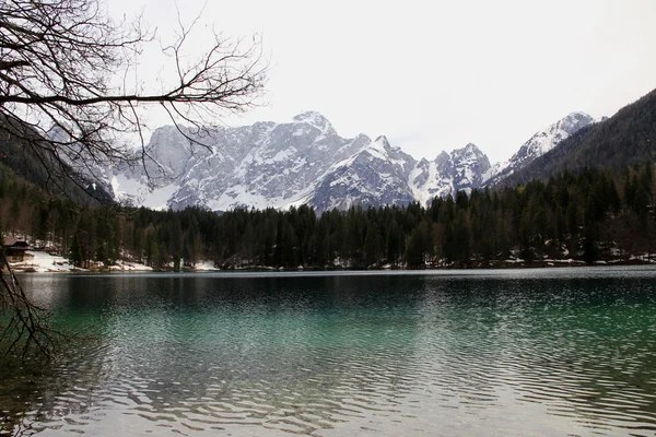 Jezero fusine s zasněžené Alpy v pozadí — Stock fotografie