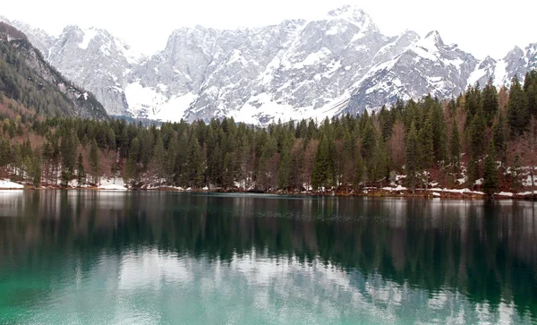 Fusine 与背景中白雪皑皑的阿尔卑斯山的湖 — 图库照片