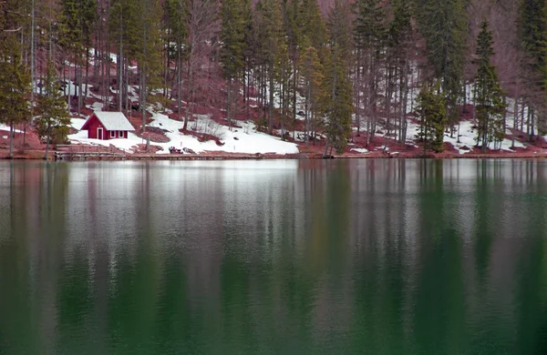 Jezero fusine s chatou na břehu — Stock fotografie