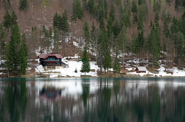 Lac de Fusine avec la cabane sur la rive — Photo