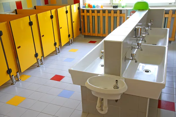 Piccoli bagni e lavandini bassi in una scuola per bambini piccoli — Foto Stock