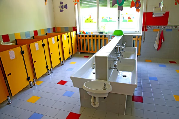 Small bathrooms and sinks in a school for young children — Stock Photo, Image