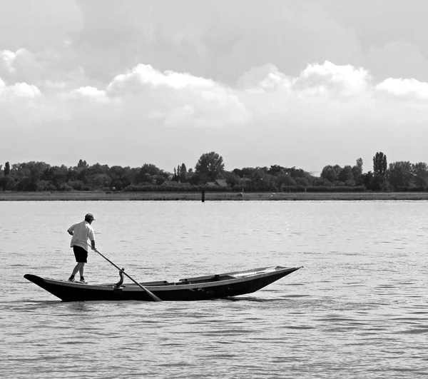 Человеческая лодка в лагуне Венице — стоковое фото
