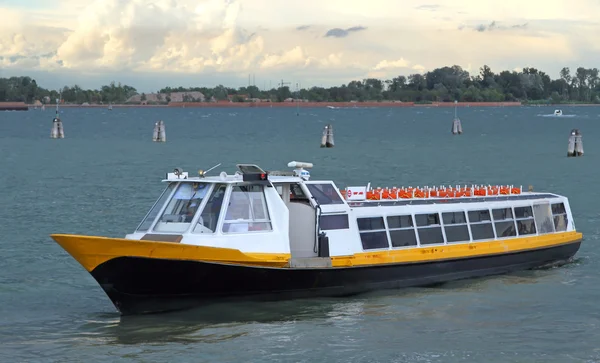 Barco para o transporte de passageiros e turistas em Veneza — Fotografia de Stock