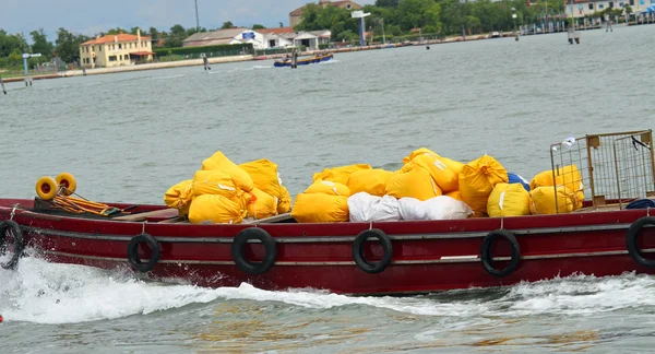 Navio de transporte cheio de sacos na lagoa em Veneza — Fotografia de Stock