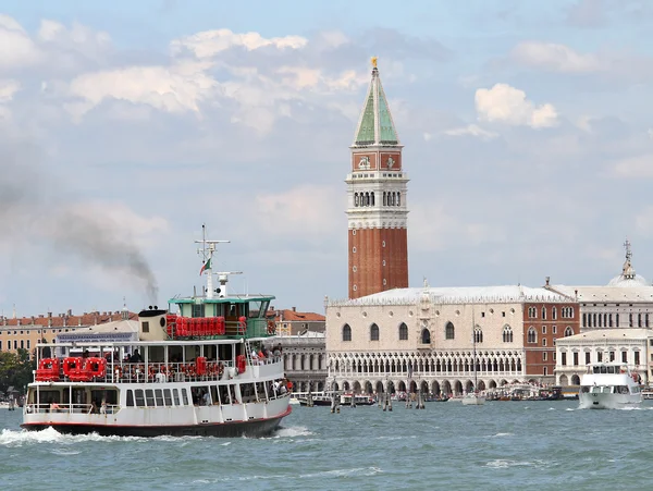Boat ferry for transporting passengers and tourists in venice — Stock Photo, Image