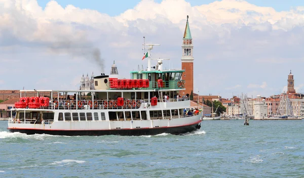 Båt färja för att transportera turister i Venedig och saint george — Stockfoto