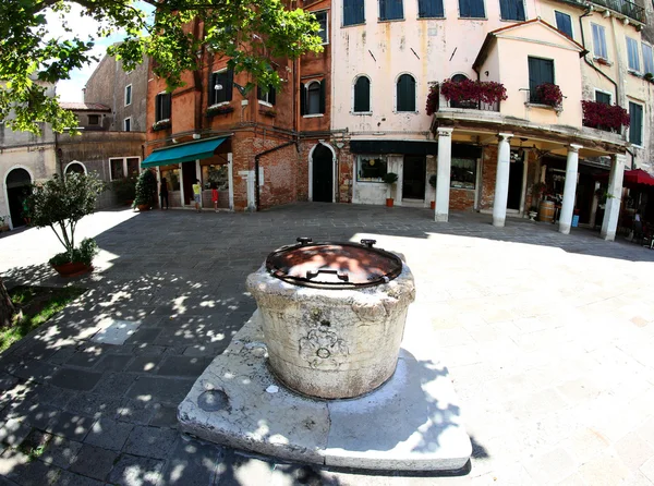 Goed op het plein van het Joodse getto van Venetië — Stockfoto