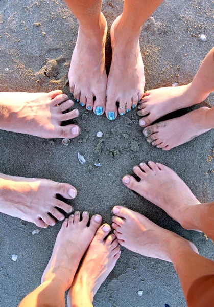 Tien voeten van een gezin op het strand — Stockfoto