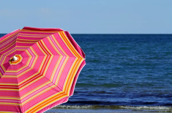 Parasol sur la plage et la mer — Photo