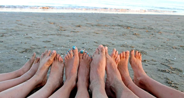 Tien voeten van een familie in de badplaats op het strand — Stockfoto