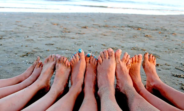 Tien voeten van een familie in de badplaats op het strand — Stockfoto