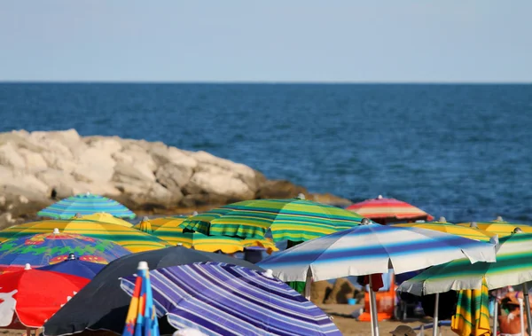 Sombrilla de playa en la playa y el mar —  Fotos de Stock