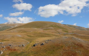 Orta İtalya 'daki tepelerin panoraması Apennine dağ sırasının bir parçasıdır.
