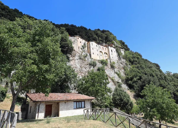 Assisi 'li Aziz Francis' in ilk beşiğini icat ettiği yer olan Greccio köyünün Antik Manastırı 'nın manzarası