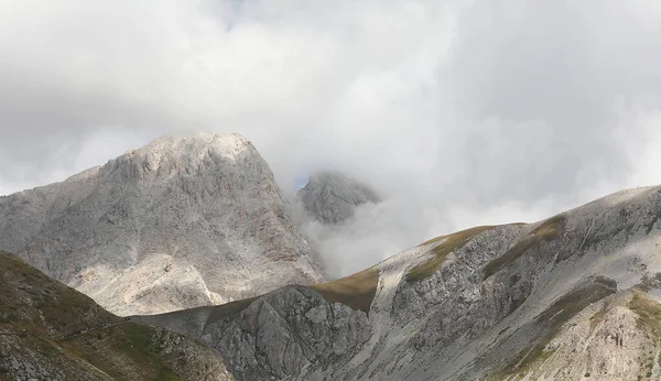 Panorama Apeninów Regionie Abruzji Środkowych Włoszech Góry Gran Sasso Chmurą — Zdjęcie stockowe