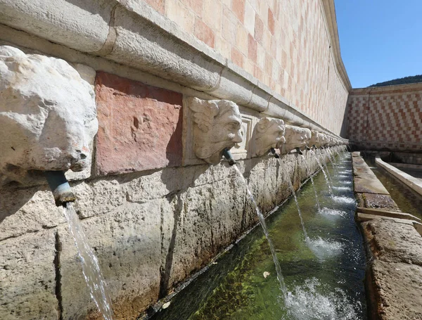 Famosa Fuente Los Caños Cannelle Ciudad Laquila Italia —  Fotos de Stock