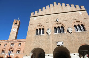 Palazzo dei Trecento ve Kuzey İtalya 'daki Treviso şehrinin ana meydanında büyük saatli Eski Vatandaş Kulesi adlı antik saray.