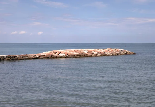 Kiezelstenen Grote Rotsblokken Het Strand Beschermen Tegen Stormvloeden Aan Kust — Stockfoto