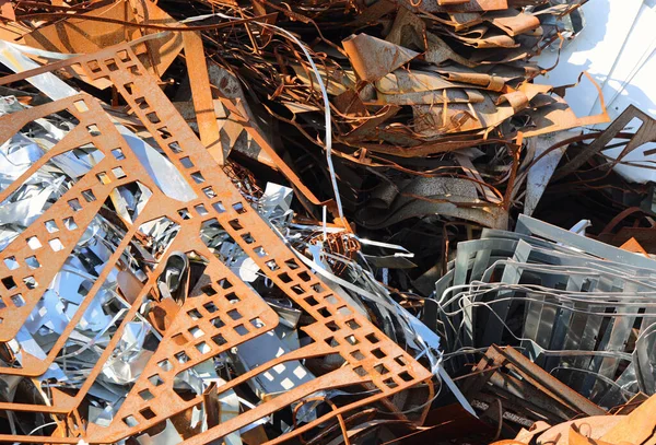 Dökümhane Tarafından Kontrol Edilen Bir Çöp Sahasındaki Paslı Demir Yığını — Stok fotoğraf