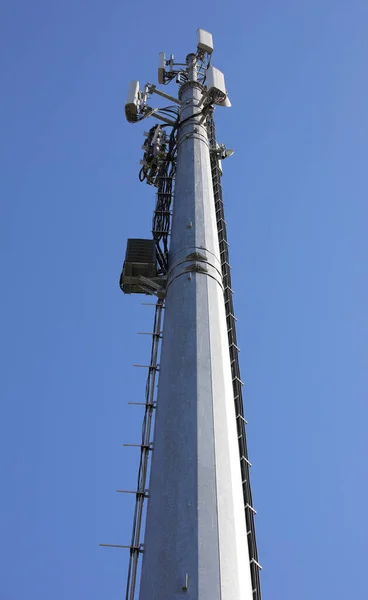 Высокий Металлический Столб Ретрансляторами Мобильных Телефонов Приема Данных Телефонных Звонков — стоковое фото